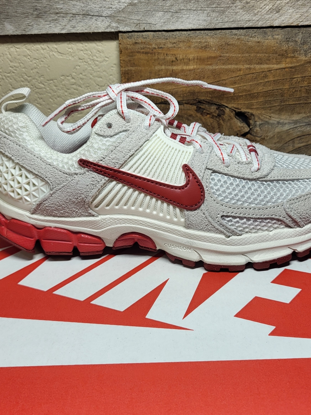 *NEW* Nike Vomero 5 SE (GS) Sail/University Red Size 4Y Women's 5.5